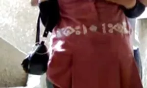 હિજાબમાં હોમમેઇડ ગુદ ...