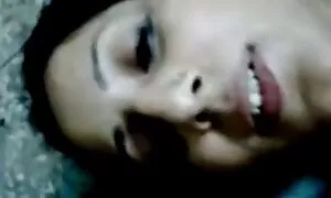 તેની છોકરી માતા સાથે ...
